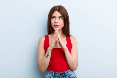 Genç ve güzel bir kadın gururlu, yaramaz ve kibirli. Şeytani bir plan yaparken ya da bir numara düşünürken.