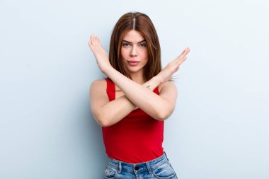 Genç ve güzel bir kadın senin tavırlarından rahatsız ve bıkkın görünüyor. Yeter artık! Eller önde çapraz, durmanı söylüyor.