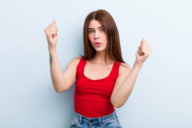 Genç ve güzel bir kadın inanılmaz bir başarıyı kutluyor. Kazanan gibi. Heyecanlı ve mutlu görünüyor.!