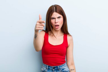 Genç ve güzel bir kadın kızgın agresif bir ifadeyle kameraya bakıyor. Öfkeli, çılgın bir patron gibi görünüyor.