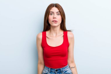 Genç, güzel bir kadın kafası karışmış ve kafası karışmış görünüyor. Sinirli bir hareketle dudağını ısırıyor. Sorunun cevabını bilmiyor.