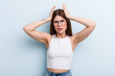 Genç ve güzel bir kadın hayal kırıklığına uğramış ve sıkılmış hissediyor, başarısızlıktan bıkmış ve bıkmış, sıkıcı işlerden bıkmış,