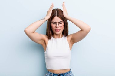 Genç ve güzel bir kadın stresli ve hayal kırıklığına uğramış hissediyor. Yumruk yumruğa, yorgun, mutsuz ve migren ağrısı çekiyor.