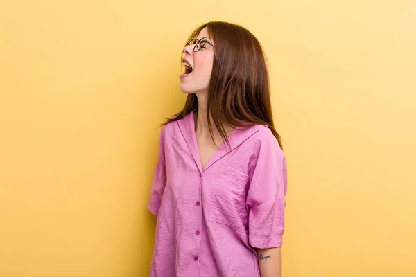 Young Adult Pretty Woman Screaming Furiously Shouting Aggressively Looking Stressed — 图库照片