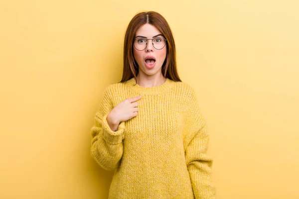 Young Adult Pretty Woman Looking Shocked Surprised Mouth Wide Open — Stock Photo, Image