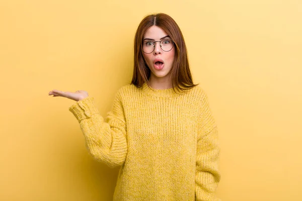 Young Adult Pretty Woman Looking Surprised Shocked Jaw Dropped Holding — Foto Stock