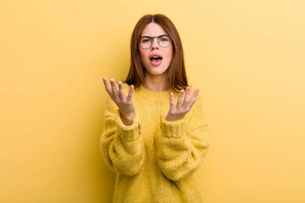 Junge Erwachsene Hübsche Frau Die Verzweifelt Und Frustriert Aussieht Gestresst — Stockfoto