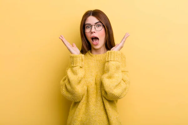 Jong Volwassen Mooi Vrouw Voelen Geschokt Opgewonden Lachen Verbaasd Gelukkig — Stockfoto