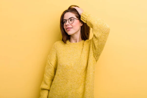 Joven Mujer Bonita Adulta Sonriendo Alegre Casualmente Tomando Mano Cabeza —  Fotos de Stock