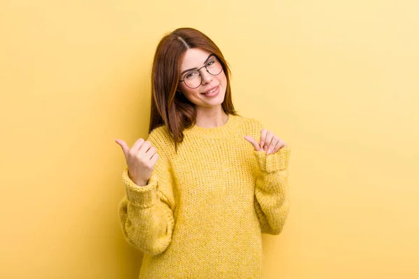 Young Adult Pretty Woman Smiling Cheerfully Casually Pointing Copy Space — Stockfoto