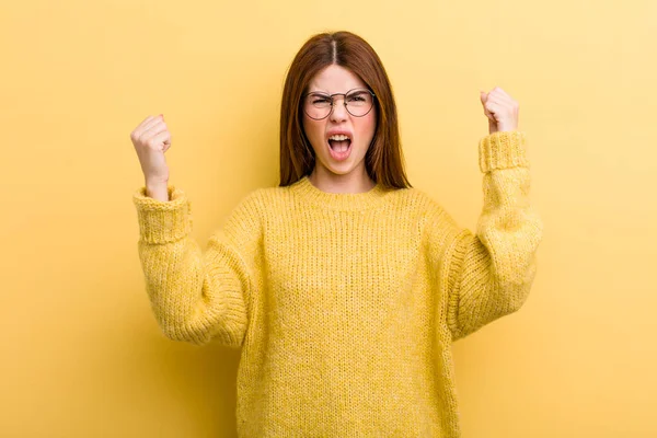 Jong Volwassen Mooi Vrouw Schreeuwen Agressief Met Een Boze Uitdrukking — Stockfoto