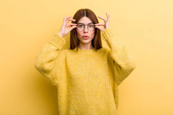 Young Adult Pretty Woman Feeling Shocked Amazed Surprised Holding Glasses — Stockfoto