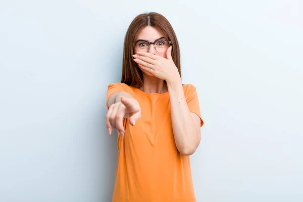 Jong Volwassen Mooi Vrouw Lachen Naar Wijzend Naar Camera Maken — Stockfoto