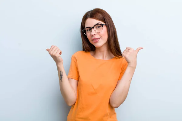 Joven Adulto Bonita Mujer Sonriendo Alegremente Mirando Feliz Sintiéndose Despreocupada —  Fotos de Stock