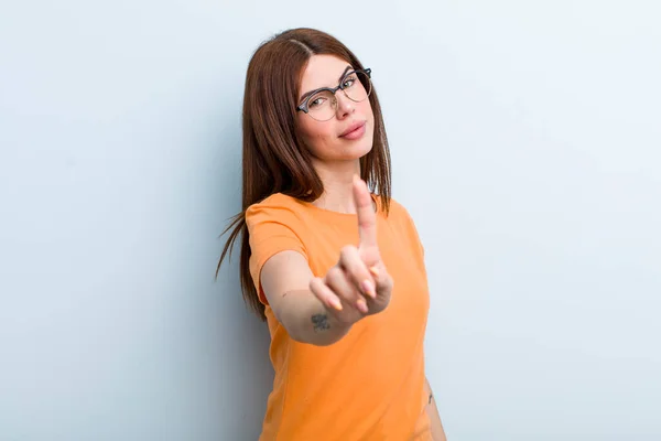 Joven Adulto Bonita Mujer Sonriendo Orgullosamente Con Confianza Haciendo Número — Foto de Stock