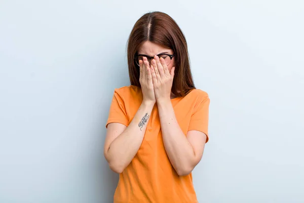 Giovane Bella Donna Adulta Sentirsi Triste Frustrato Nervoso Depresso Che — Foto Stock