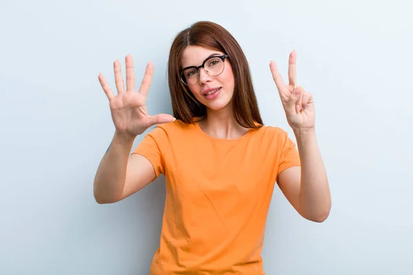 Joven Adulto Bonita Mujer Sonriendo Buscando Amigable Mostrando Número Siete — Foto de Stock