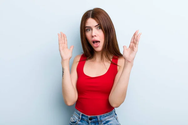Young Adult Pretty Woman Looking Shocked Astonished Jaw Dropped Surprise — Stockfoto