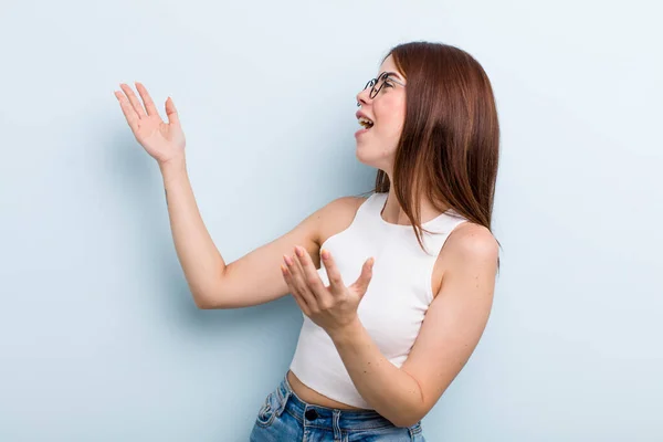 Jovem Mulher Bonita Adulto Realizando Ópera Cantando Concerto Show Sentindo — Fotografia de Stock