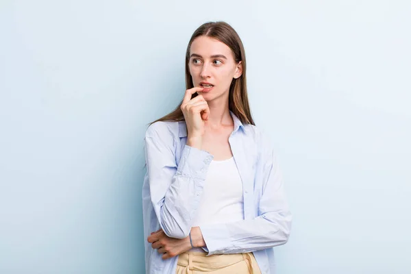 Jong Volwassen Mooie Vrouw Met Verrast Nerveus Bezorgd Bang Blik — Stockfoto