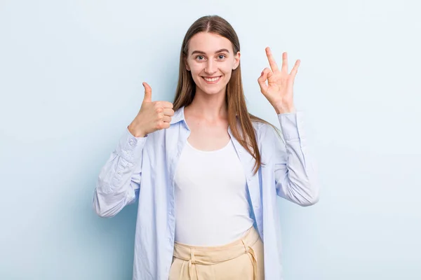 Jovem Mulher Bonita Adulto Sentindo Feliz Surpreso Satisfeito Surpreso Mostrando — Fotografia de Stock