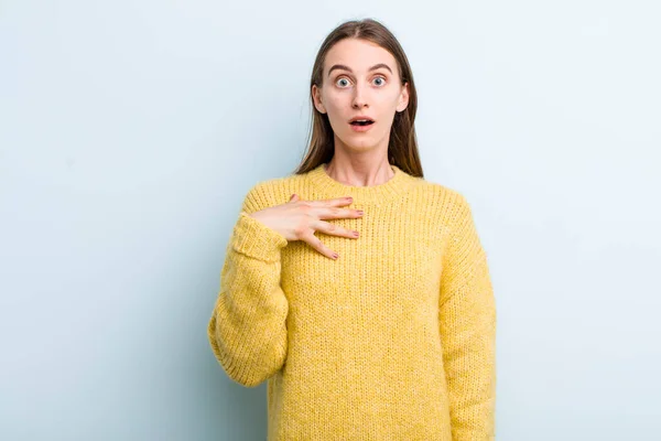 Jong Volwassen Mooie Vrouw Voelt Zich Geschokt Verbaasd Verrast Met — Stockfoto