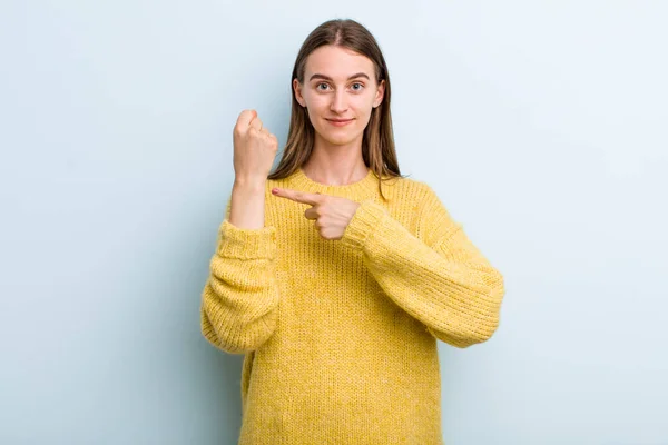 Jong Volwassen Mooi Vrouw Zoek Ongeduldig Boos Wijzen Wacht Vragen — Stockfoto