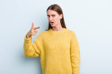 Genç ve güzel bir kadın kızgın agresif bir ifadeyle kameraya bakıyor. Öfkeli, çılgın bir patron gibi görünüyor.