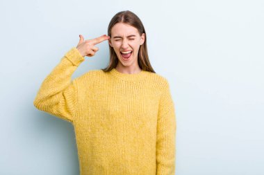 Genç ve güzel bir kadın mutsuz ve stresli görünüyor, intihar jesti elle silah işareti yapıyor, kafasını işaret ediyor.