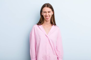 Genç, güzel bir kadın, tiksinmiş ve rahatsız olmuş hissediyor. Dilini dışarı çıkarıyor, iğrenç ve iğrenç bir şeyden hoşlanmıyor.