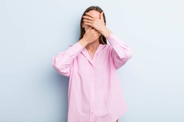 Genç ve güzel bir kadın kameraya hayır diyen iki eliyle yüzünü kapatıyor! Resimler reddediliyor ya da yasaklanıyor