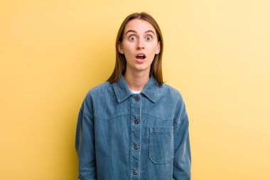 Genç ve güzel bir kadın şok olmuş ya da şaşırmış görünüyor, ağzı açık bir şekilde 