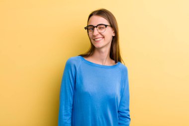 Genç ve güzel bir kadın mutlu ve arkadaş canlısı görünüyor, gülümsüyor ve sana olumlu bir tavırla göz kırpıyor.