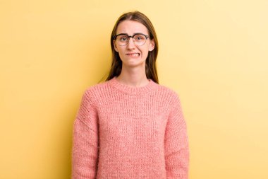 Genç, güzel bir kadın kafası karışmış ve kafası karışmış görünüyor. Sinirli bir hareketle dudağını ısırıyor. Sorunun cevabını bilmiyor.