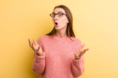 Genç ve güzel bir kadın son derece şok olmuş ve şaşırmış, endişeli ve paniklemiş hissediyor, stresli ve dehşete kapılmış bir bakışla