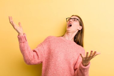 Genç ve güzel bir kadın opera yapıyor ya da konserde şarkı söylüyor, romantik, sanatsal ve tutkulu hissediyor.