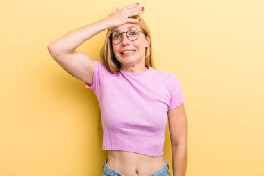 Genç, sarışın bir kadın unutulmuş bir süre için panikliyor, stresli hissediyor, bir pisliği örtbas etmek zorunda kalıyor ya da hata yapıyor.