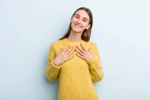 Joven Adulto Bonita Mujer Buscando Feliz Sorprendido Orgulloso Emocionado Apuntando —  Fotos de Stock