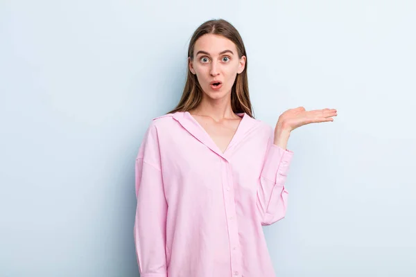 Young Adult Pretty Woman Looking Surprised Shocked Jaw Dropped Holding — Stockfoto