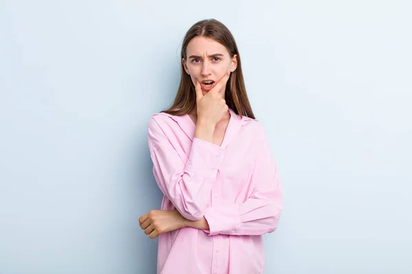 Jong Volwassen Mooie Vrouw Met Mond Ogen Wijd Open Hand — Stockfoto