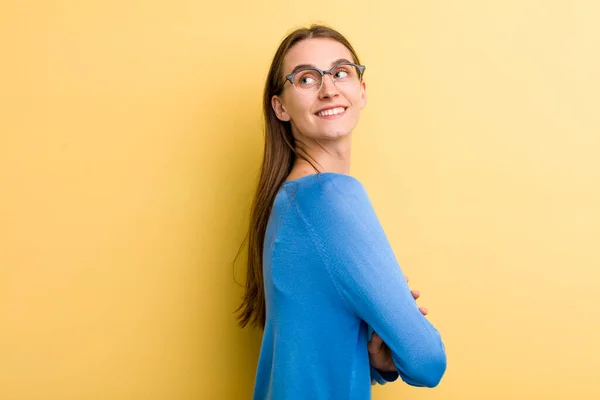 Jovem Mulher Bonita Adulto Sorrindo Alegremente Sentindo Feliz Satisfeito Relaxado — Fotografia de Stock