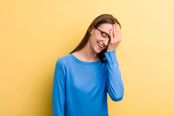 Young Adult Pretty Woman Laughing Slapping Forehead Saying Doh Forgot — Stock Photo, Image