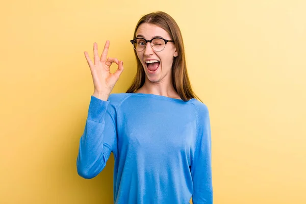 Jovem Adulto Bonita Mulher Sentindo Bem Sucedido Satisfeito Sorrindo Com — Fotografia de Stock