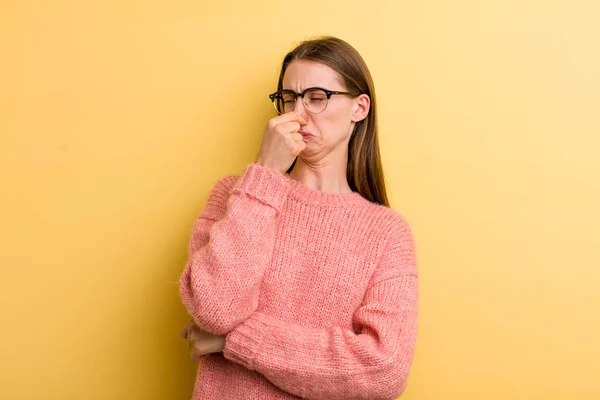 Young Adult Pretty Woman Feeling Disgusted Holding Nose Avoid Smelling — Stock Photo, Image