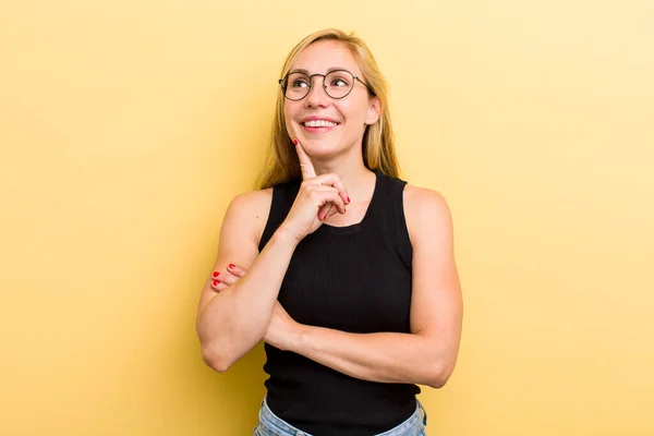 Giovane Donna Bionda Adulta Sorridente Felicemente Sognare Occhi Aperti Dubitare — Foto Stock