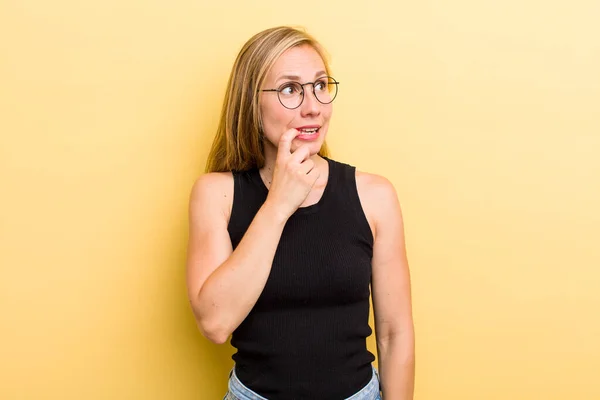 Young Adult Blonde Woman Surprised Nervous Worried Frightened Look Looking — Stock Photo, Image