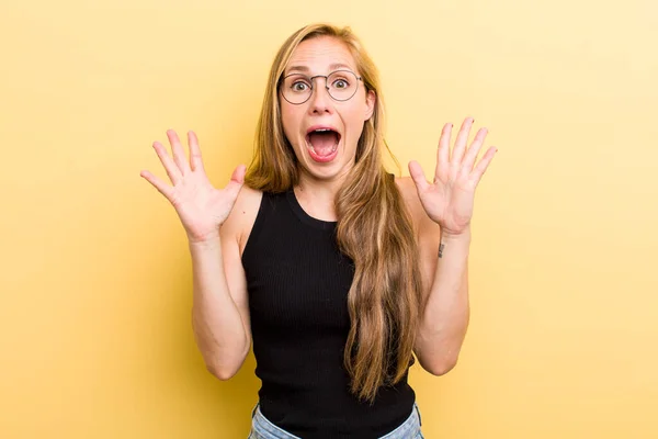 Joven Mujer Rubia Adulta Sintiéndose Feliz Excitada Sorprendida Sorprendida Sonriendo —  Fotos de Stock