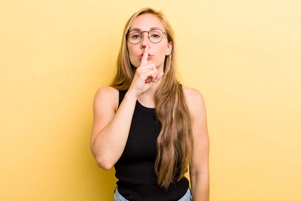 Giovane Donna Bionda Adulta Che Sembra Seria Incrociata Con Dito — Foto Stock