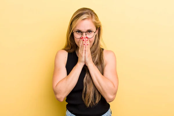 Young Adult Blonde Woman Feeling Worried Hopeful Religious Praying Faithfully — Stockfoto