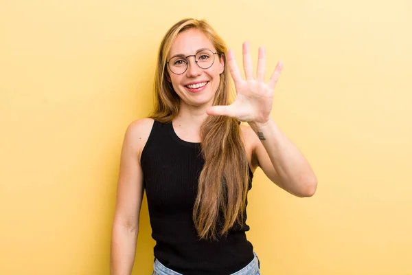 Young Adult Blonde Woman Smiling Looking Friendly Showing Number Five — Stockfoto